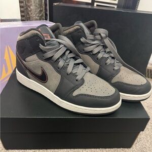 Jordan 1 mid
